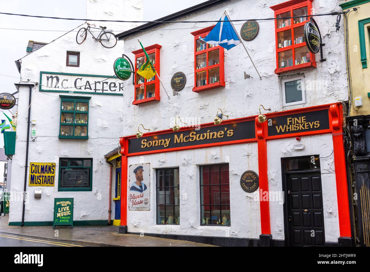 Farbenfrohe Bar-Pub-Fassade in Donegal Town, County Donegal, Irland. Stockfoto