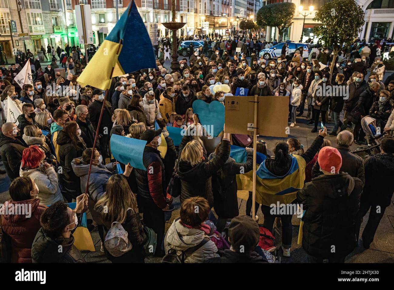 Während der Demonstration sahen die Demonstranten, wie sie sich versammelten, indem sie Plakate und eine Flagge der Ukraine hielten. Eine große Anzahl ukrainischer Demonstranten konzentrierte sich in der Stadt Burgos, um das Ende des Krieges in der Ukraine zu fordern. Stockfoto