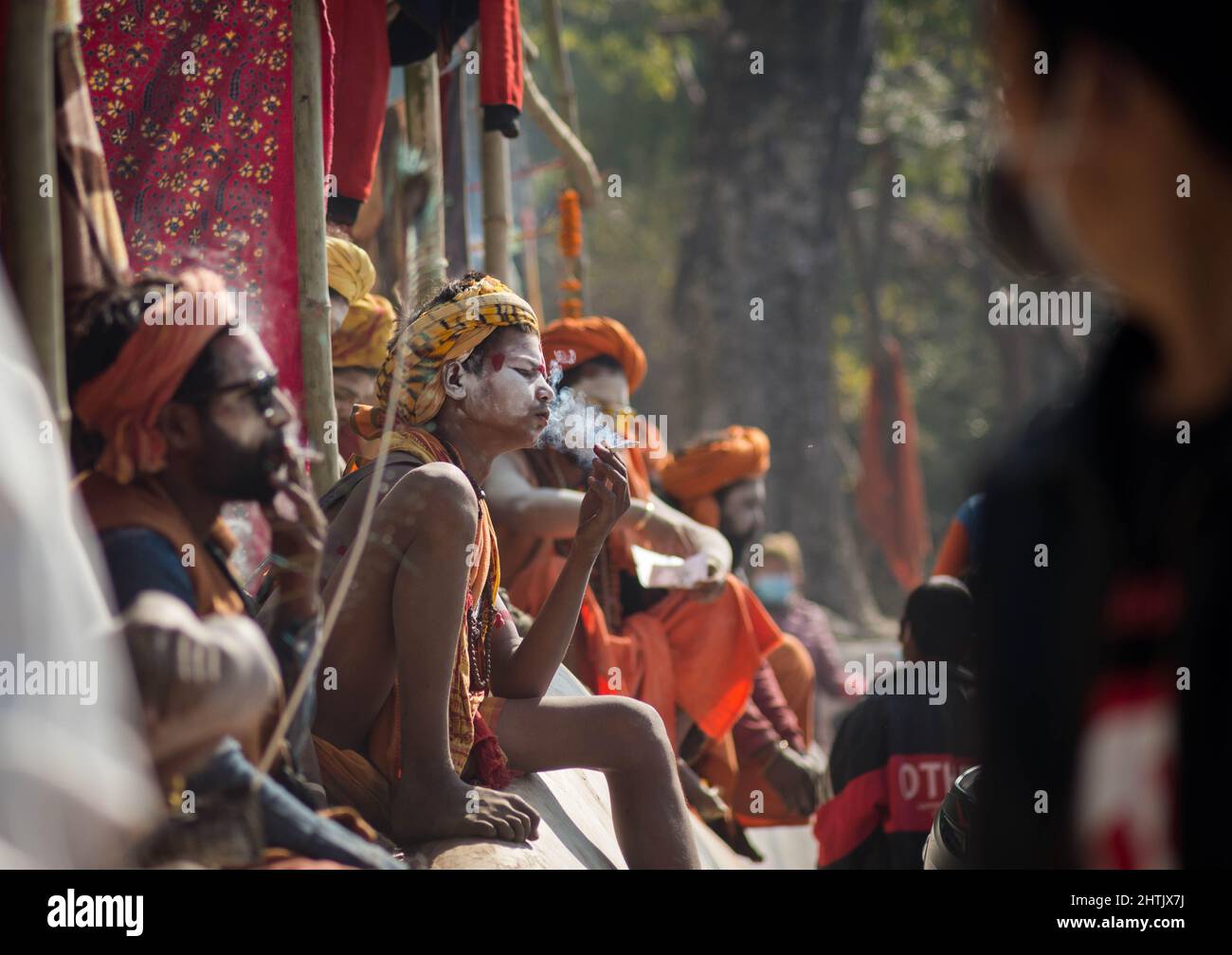 Kathmandu, Nepal. 01. März 2022. Ein heiliger Mann raucht Marihuana als heilige Opfergabe während des Festivals auf dem Gelände des Pasupatinath-Tempels. Maha Shivaratri ist eines der größten hinduistischen Festivals, das jährlich zu Ehren von Herrn Shiva gefeiert wird und insbesondere die Nacht markiert, in der Shiva den himmlischen Tanz durchführt. (Foto von Bivas Shrestha/SOPA Images/Sipa USA) Quelle: SIPA USA/Alamy Live News Stockfoto