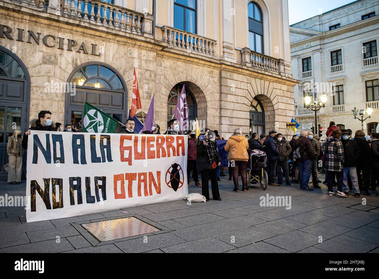 Die Demonstranten halten während der Demonstration ein Transparent, auf dem ihre Meinung zum Ausdruck kommt. Eine große Anzahl ukrainischer Demonstranten konzentrierte sich in der Stadt Burgos, um das Ende des Krieges in der Ukraine zu fordern. (Foto von Jorge Contreras / SOPA Images/Sipa USA) Stockfoto