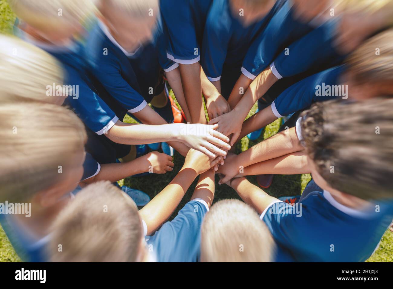 Glückliche Kinder, die Sport treiben. Hände von Kids Sports Team ...
