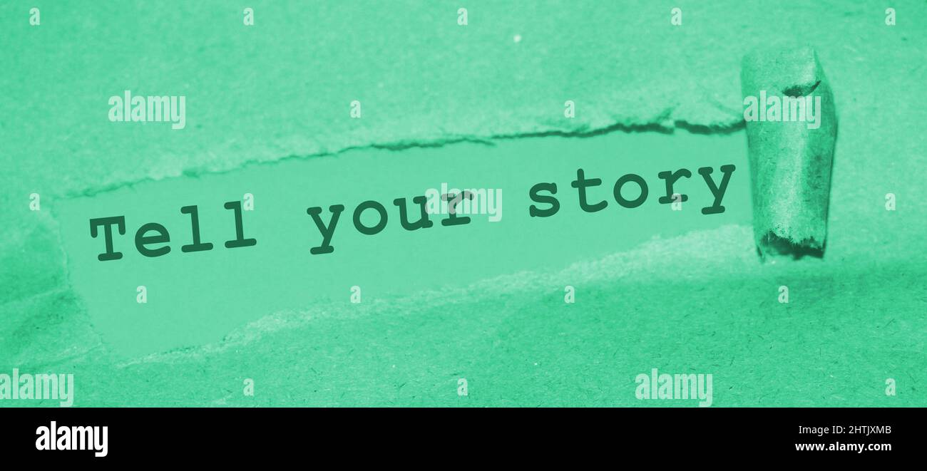 Erzählen Sie Ihre Geschichte unter zerrissenem Papier. Storytelling Marketing Business Promotion Konzept. Stockfoto