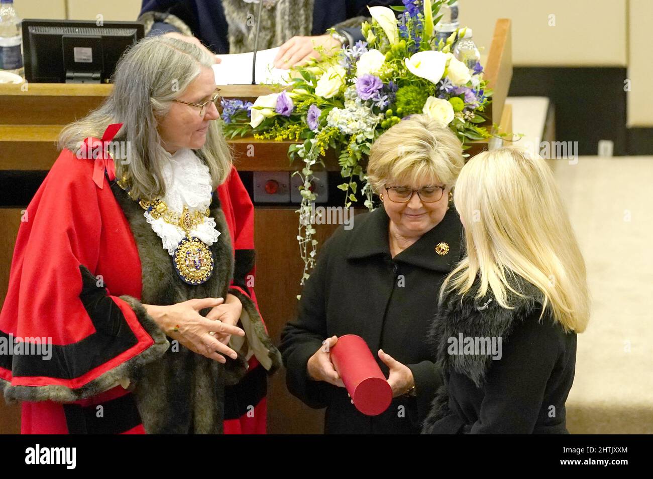 Lady Julia Amess (Mitte) geht die Freiheit der Stadt Southend durch, die ihr im Namen ihres verstorbenen Mannes, des Parlamentsabgeordneten Sir David Amess, von der Bürgermeisterin von Southend, Margaret Borton (links), ihrer Tochter Kate Amess, Nachdem der Prinz von Wales Southend im Namen der Queen und nach dem Tod des Abgeordneten Southend offiziell das Patent überreicht hatte, das ihm den Status einer Stadt einräumt. Bilddatum: Dienstag, 1. März 2022. Stockfoto