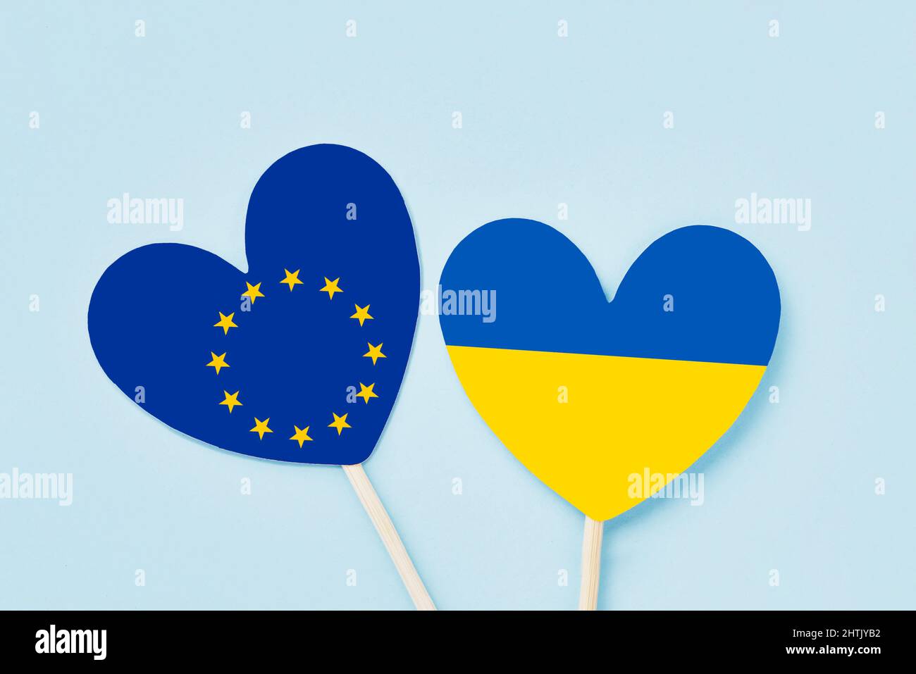 Ukraine und europäische Flaggenherzen auf hellblauem Hintergrund. Flach liegend, Platz für Text kopieren Stockfoto