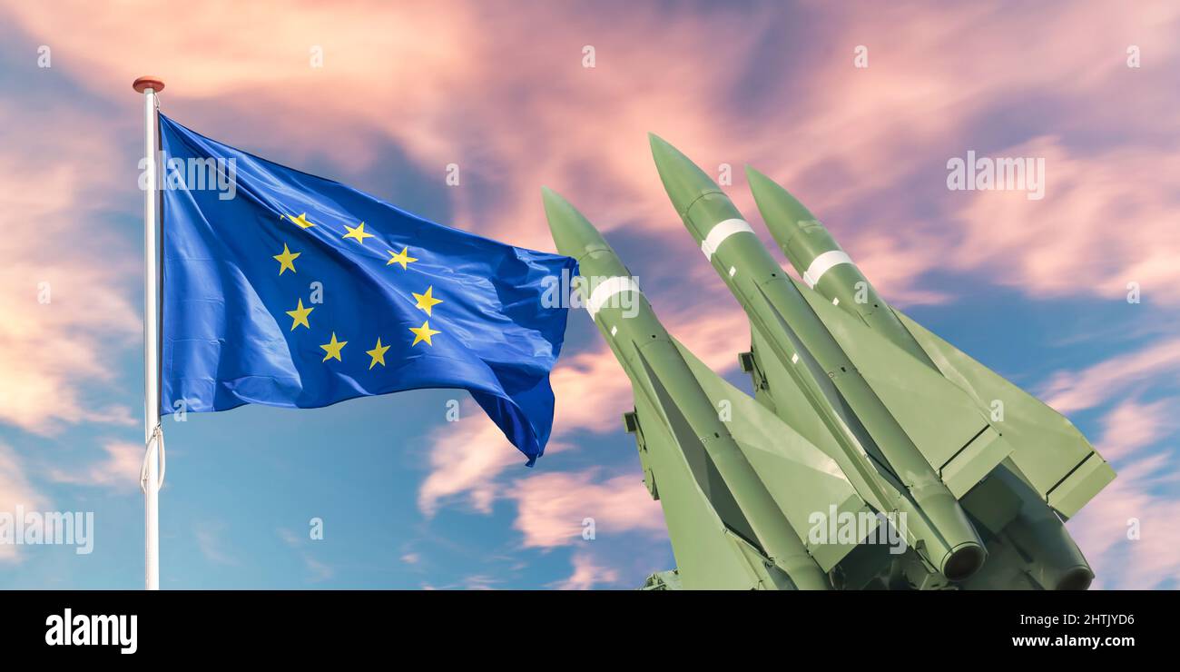 Offizielle Flagge der Europäischen Union vor taktischen Raketenwaffen Stockfoto