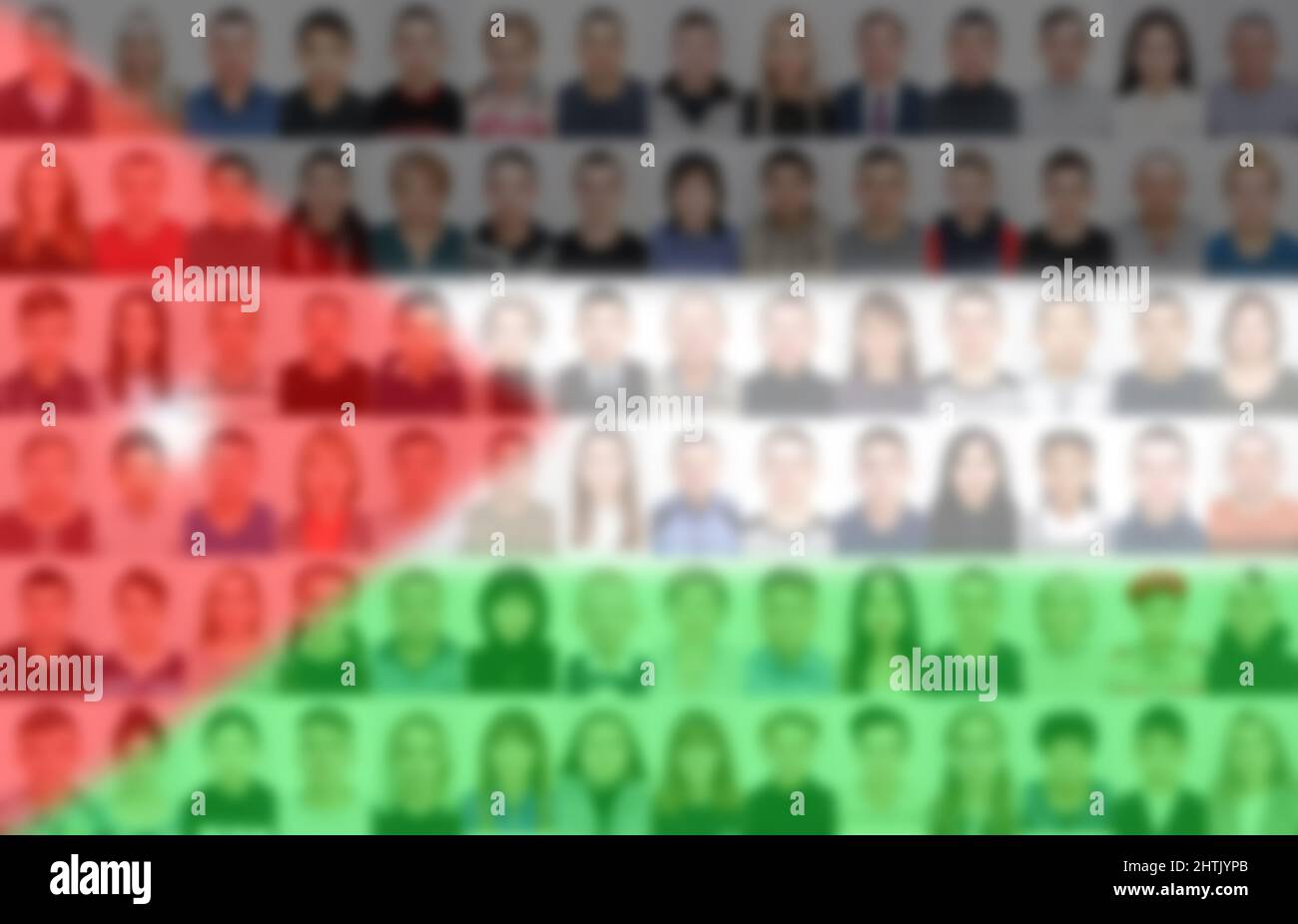 Porträts von vielen Menschen auf dem Hintergrund der Flagge Jordaniens. Das Konzept der Bevölkerung und des demografischen Zustands des Landes. Stockfoto