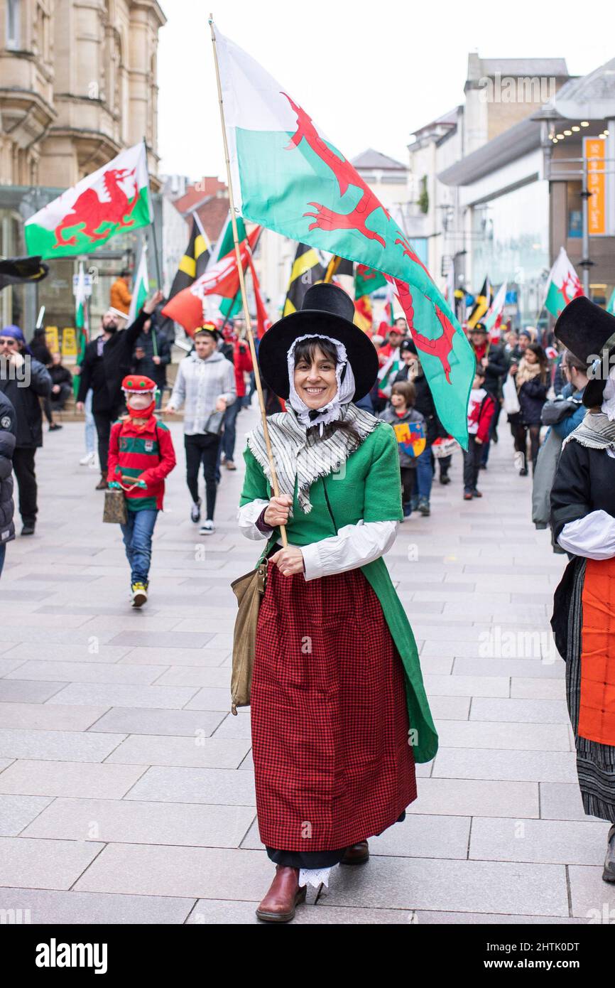 Cardiff, Wales, Großbritannien. 1. März 2022. Eine Frau in traditioneller walisischer Kleidung während der St. David's Day Parade im Stadtzentrum von Cardiff. Kredit: Mark Hawkins/Alamy Live Nachrichten Stockfoto