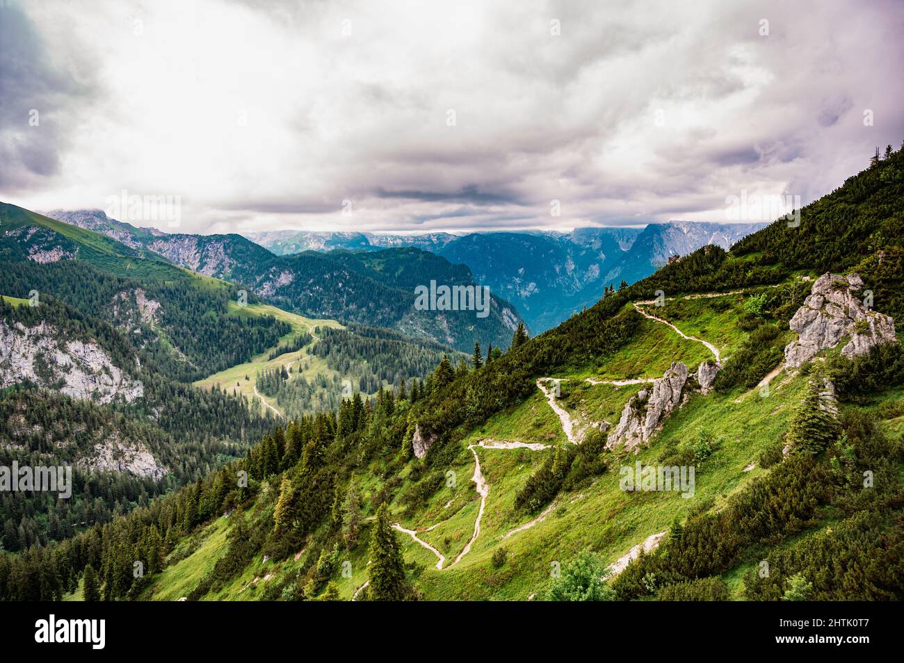 Bergblick vom Jenner, einem berühmten deutschen Berg nahe dem Königssee, Regenwolken über die Landschaft Stockfoto