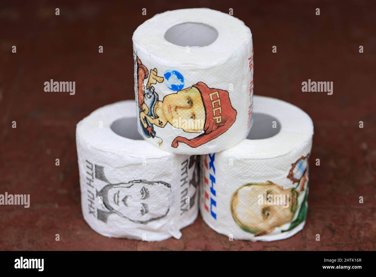 Stock-Fotos von ukrainischen Toilettenrolle, die auf den Märkten in der Ukraine verkauft wird, dieses Set aus der Stadt Lemberg, zeigt Hass und unhöfliche Botschaften für Wladimir Putin, den Präsidenten von Russland, während der Krieg weiter geht. Stockfoto