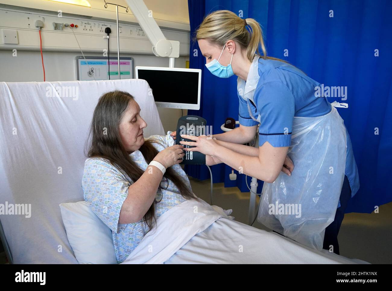 Die olympische Goldmedaille gewann die Lockenspielerin Vicky Wright mit der Patientin Mary Telford (links), als sie wieder als Krankenschwester im Forth Valley Hospital in Larbert arbeitet, seit sie der britischen Frauen-Lockenwickelmannschaft in Peking beim olympischen Gold geholfen hat. Bilddatum: Dienstag, 1. März 2022. Stockfoto