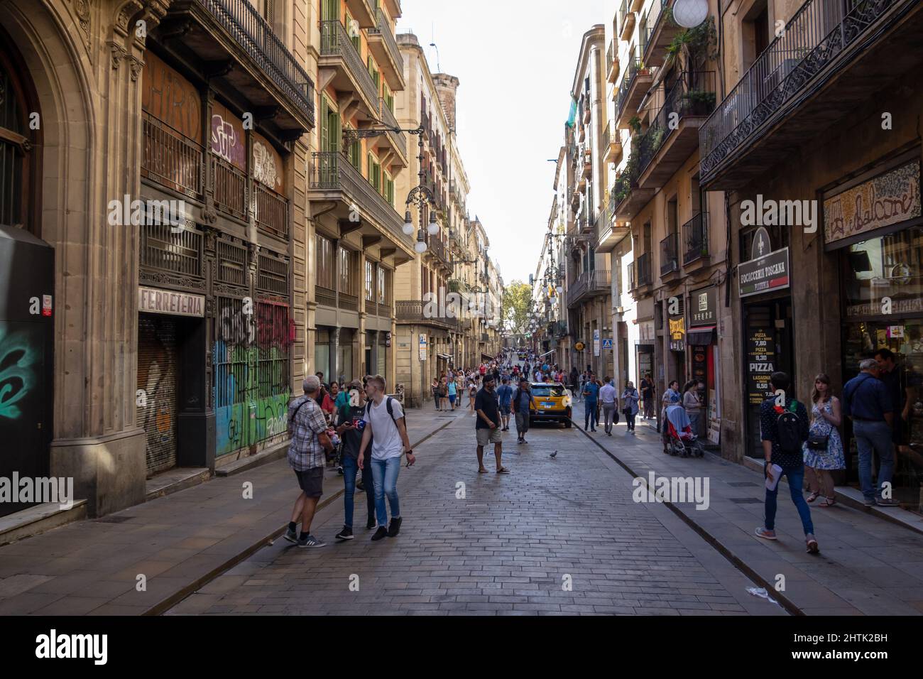 BARCELONA, SPANIEN - 4. OKTOBER 2019 Carrer de Ferran mit Einkäufern Stockfoto