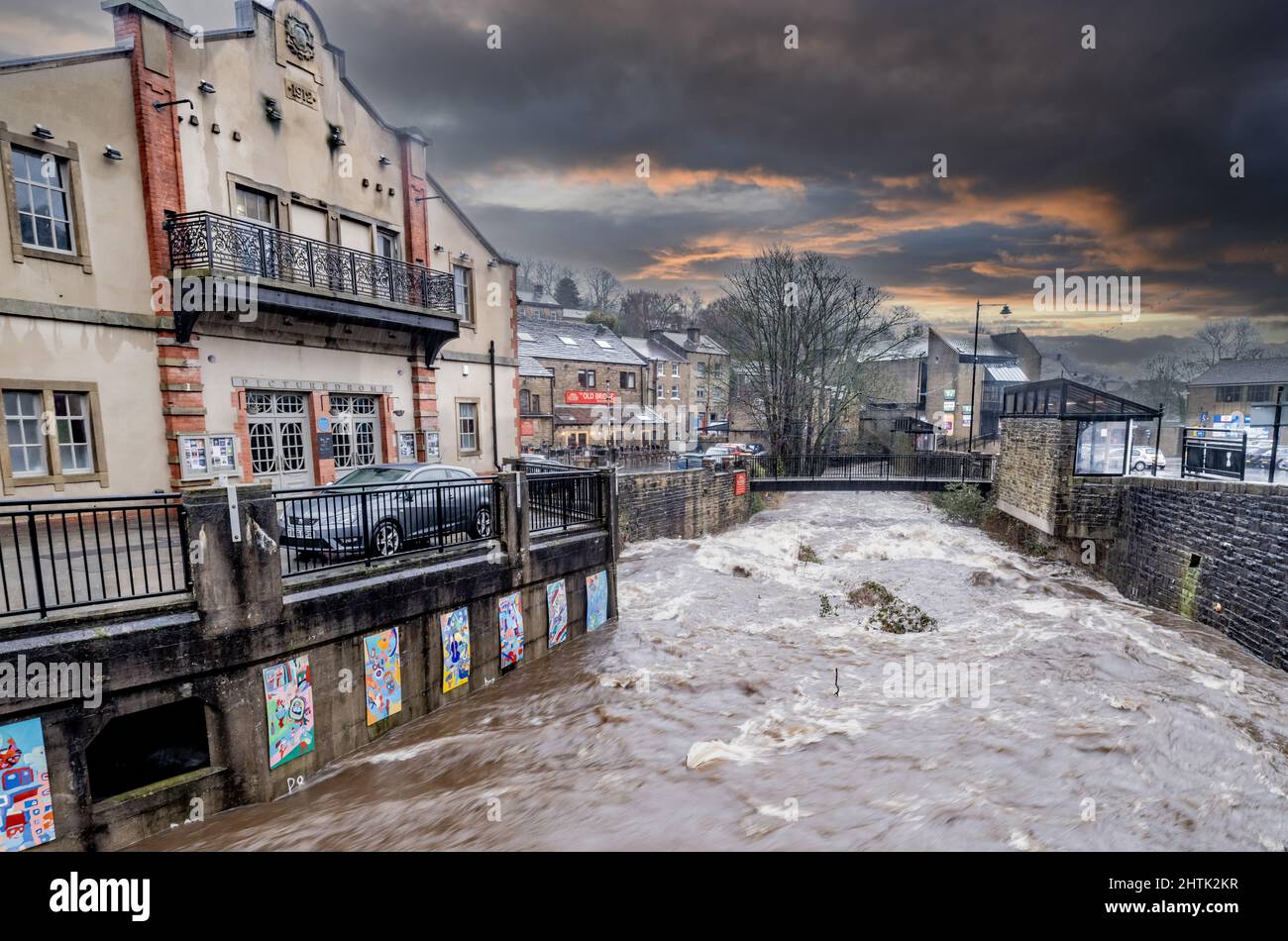Holmfirth, West Yorkshire, England, 21st. Februar 2022, Der Sturm schwellte den Fluss Holme an, der durch Holmfirth nach dem sintflutartigen Regen des Sturms Fr. Stockfoto