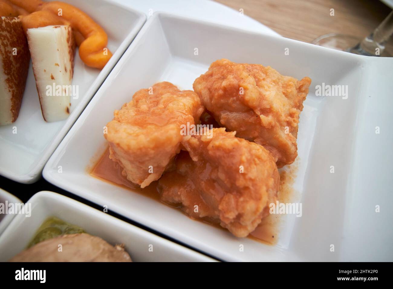 Typisch kanarisches Essen Tapas von kanarischen Kartoffeln, gebratene Fischstücke Ziegen Käse und Salat serviert auf Lanzarote, kanarische Inseln, spanien Stockfoto