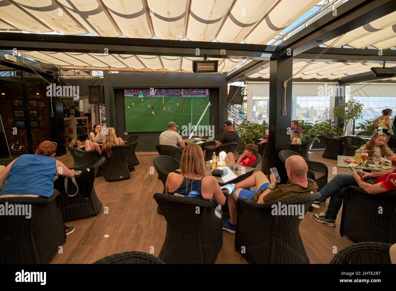 britische iren beobachten ein Premier League Fußballspiel in einer Bar in playa blanca Lanzarote, kanarische Inseln, spanien Stockfoto