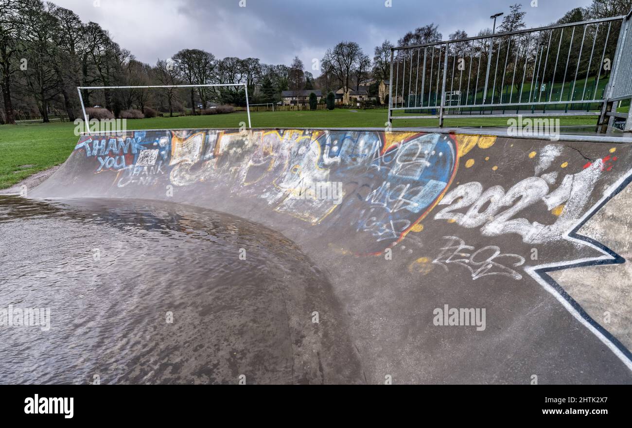 Wasserdurchgeloggte Skateparks und Freizeitanlagen, keine Kinder aufgrund des Wetters. Schulferien Enttäuschung, Stockfoto