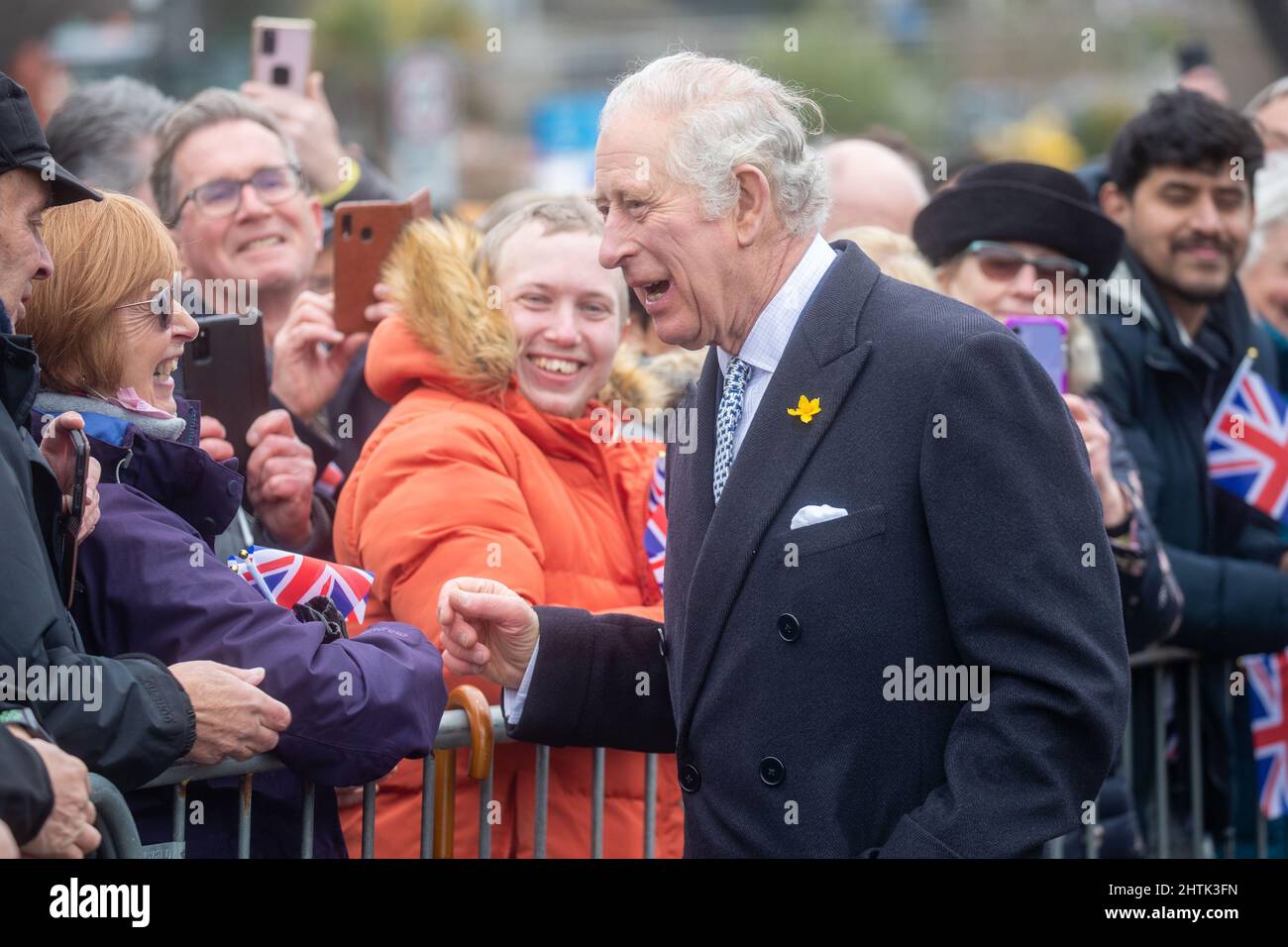 Southend-on-Sea, Essex, März 1. 2022, Prince Charles, Prince of Wales begrüßt Mitglieder der Öffentlichkeit Credit: Lucy North/Alamy Live News Stockfoto