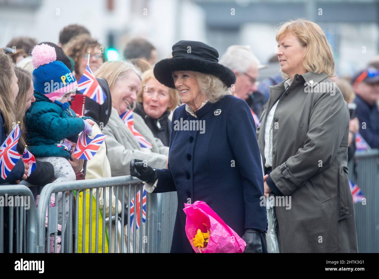 Southend-on-Sea, Essex, 1. 2022. März, Camilla, die Herzogin von Cornwall begrüßt die Öffentlichkeit bei einem Besuch in Southend.Quelle: Lucy North/Alamy Live News Stockfoto