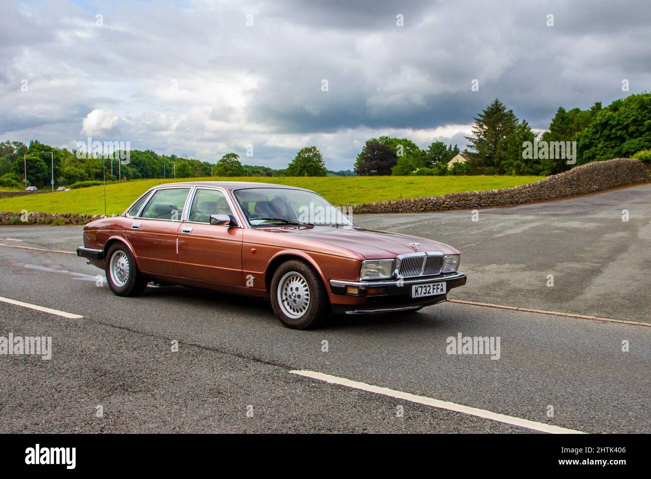 1992 90s neunziger Jahre Bronze britische Jaguar XJ 6 4LK 3098cc Benzin Luxus-Limousine auf dem Weg zur Leighton Hall klassische August Auto Show Carnforth, Großbritannien Stockfoto