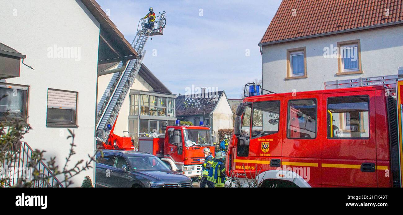 Kraichtal, Deutschland. 01. März 2022. Feuerwehrleute löschen einen Brand in einem Einfamilienhaus im Stadtteil Karlsruhe. Drei Leichen wurden dort geborgen, so die Polizei. (To dpa 'drei Tote in Brand im Kraichtal') Quelle: Einsatz-Report24/dpa/Alamy Live News Stockfoto
