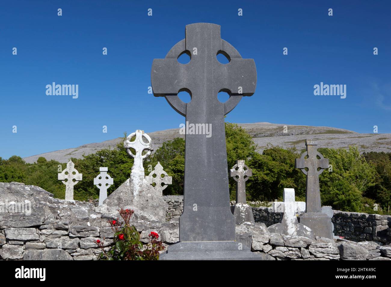 Celtic kreuzt mit den Burren im Hintergrund bei Corcomroe Abbey, Ballyvaughan, The Burren, County Clare, Irland Stockfoto