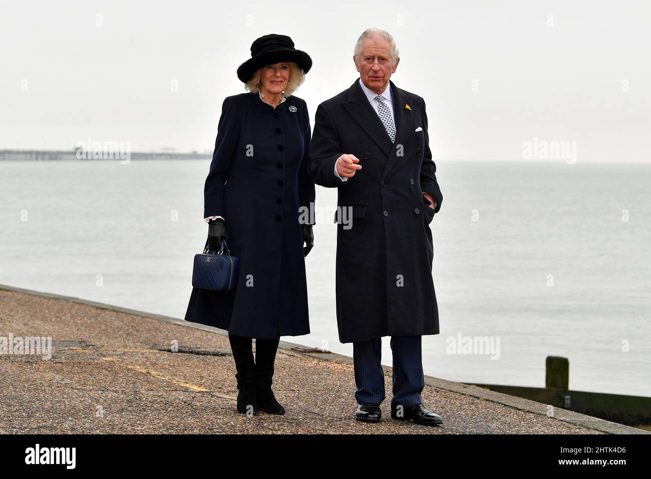 Der Prinz von Wales und die Herzogin von Cornwall posieren für Fotos während eines Besuchs an der Küste von Southend-on-Sea in Essex, bevor sie an einem Empfang für Freiwillige und Gemeindeführer im Sands by the Sea Restaurant teilnehmen. Bilddatum: Dienstag, 1. März 2022. Stockfoto