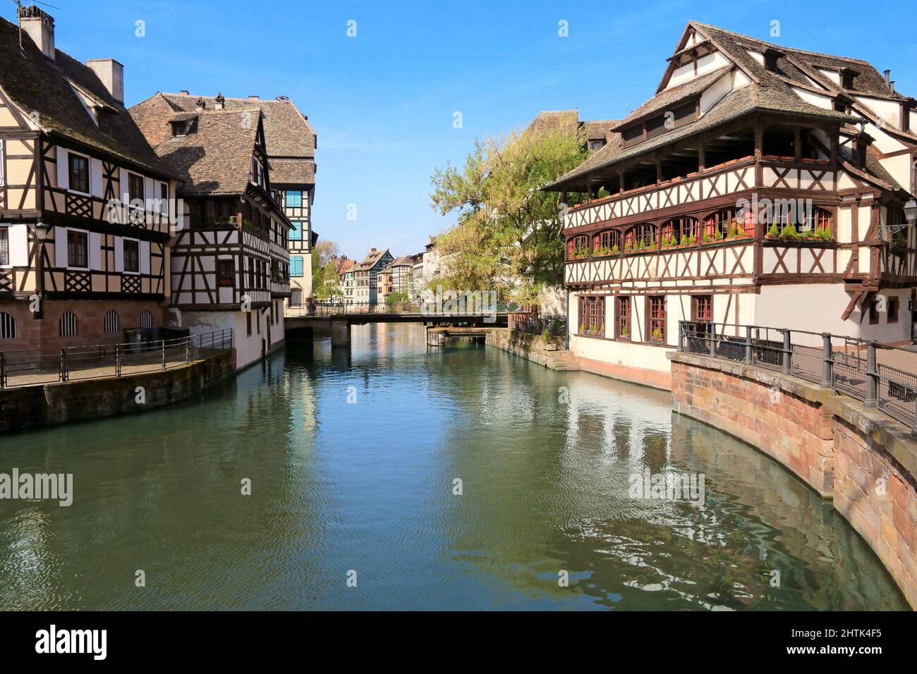 Elsässische Häuser am Ufer der Ill in Little France in Straßburg Stockfoto