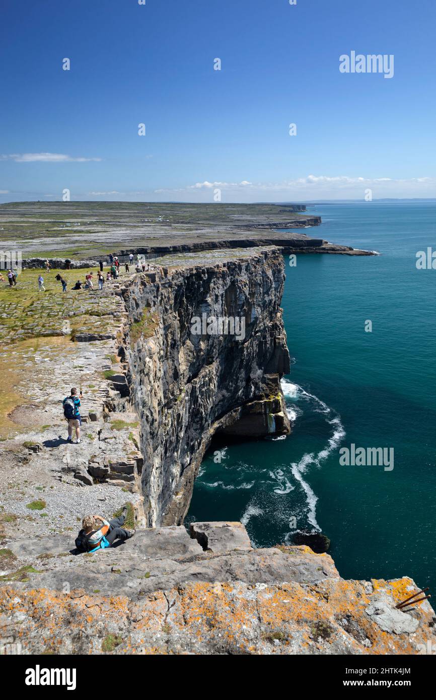 Klippen entlang der Südküste der Insel von Dun Aengus Ring Fort, Inishmore, Aran Islands, County Galway, Irland Stockfoto