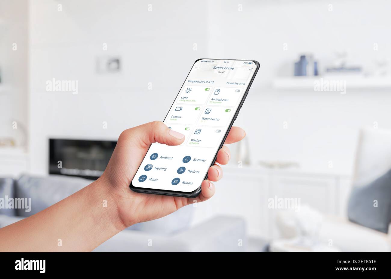 Home Automation App steuert Heimgeräte mit Smartphone-Konzept. Wohnzimmer im Hintergrund Stockfoto
