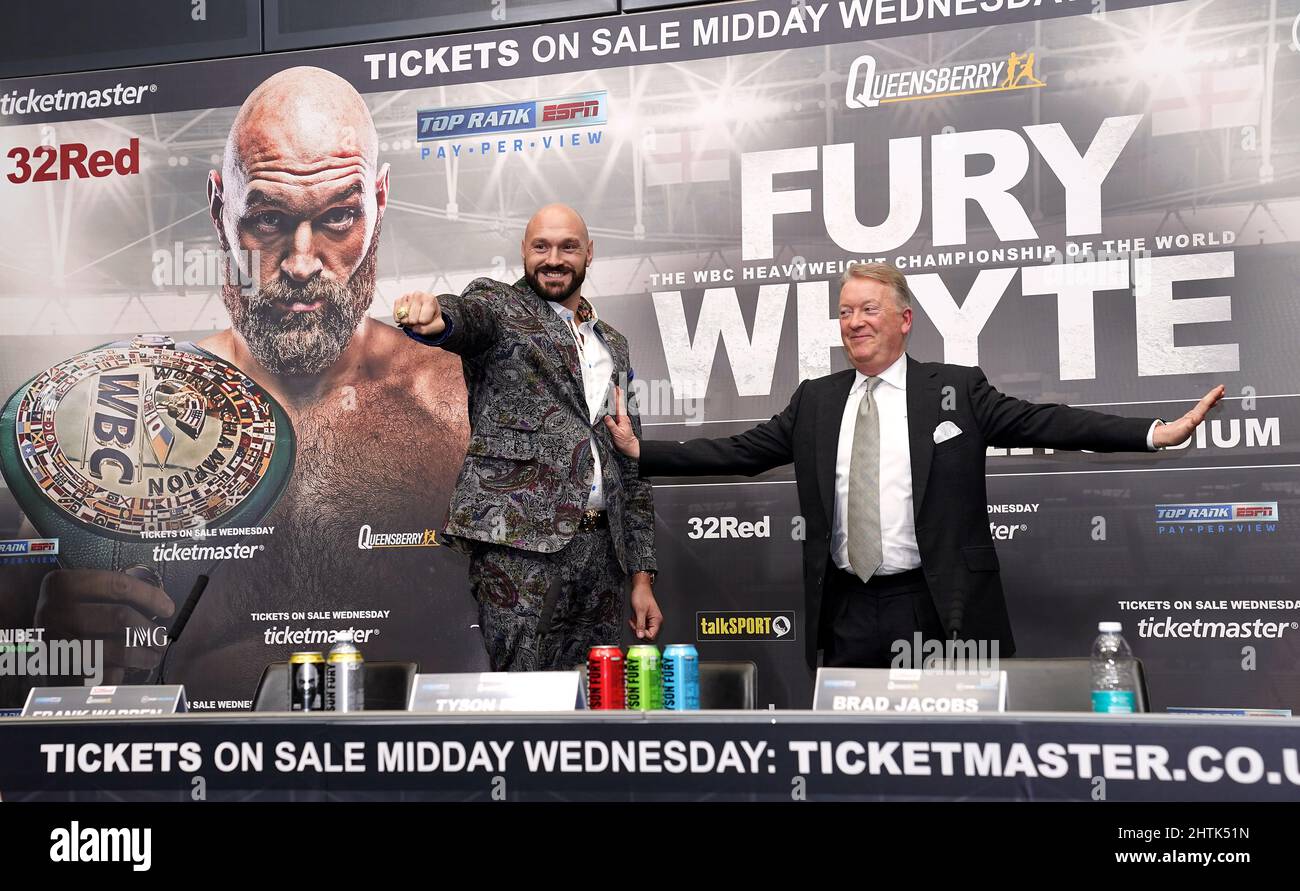 Promoter Frank Warren und Tyson Fury während der Pressekonferenz im Wembley Stadium, London. Bilddatum: Dienstag, 1. März 2022. Stockfoto