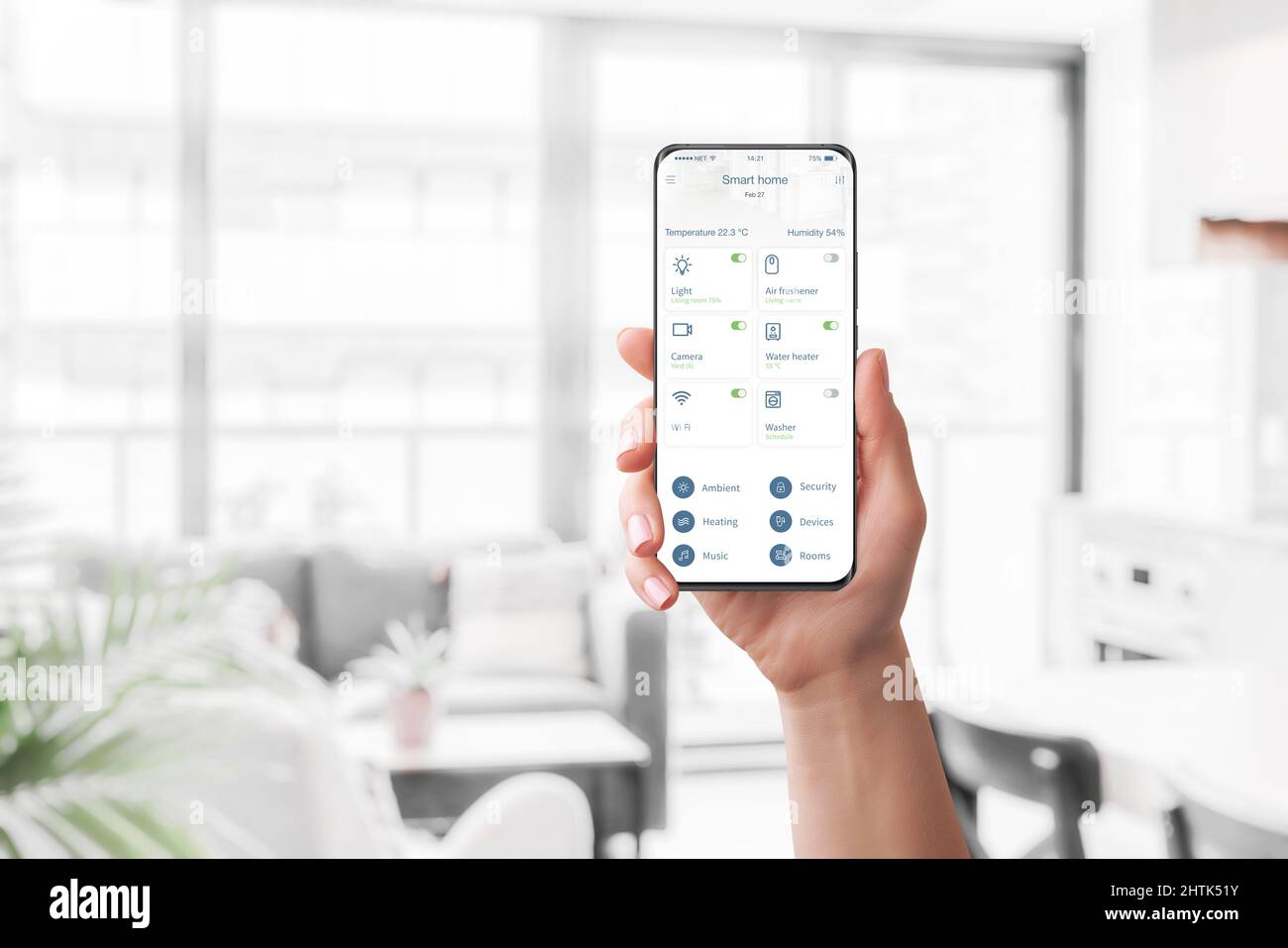 Smart Home Control App für Home Automation Konzept. Moderne, flach gestaltete App-Schnittstelle mit Gerätekontrolle Stockfoto