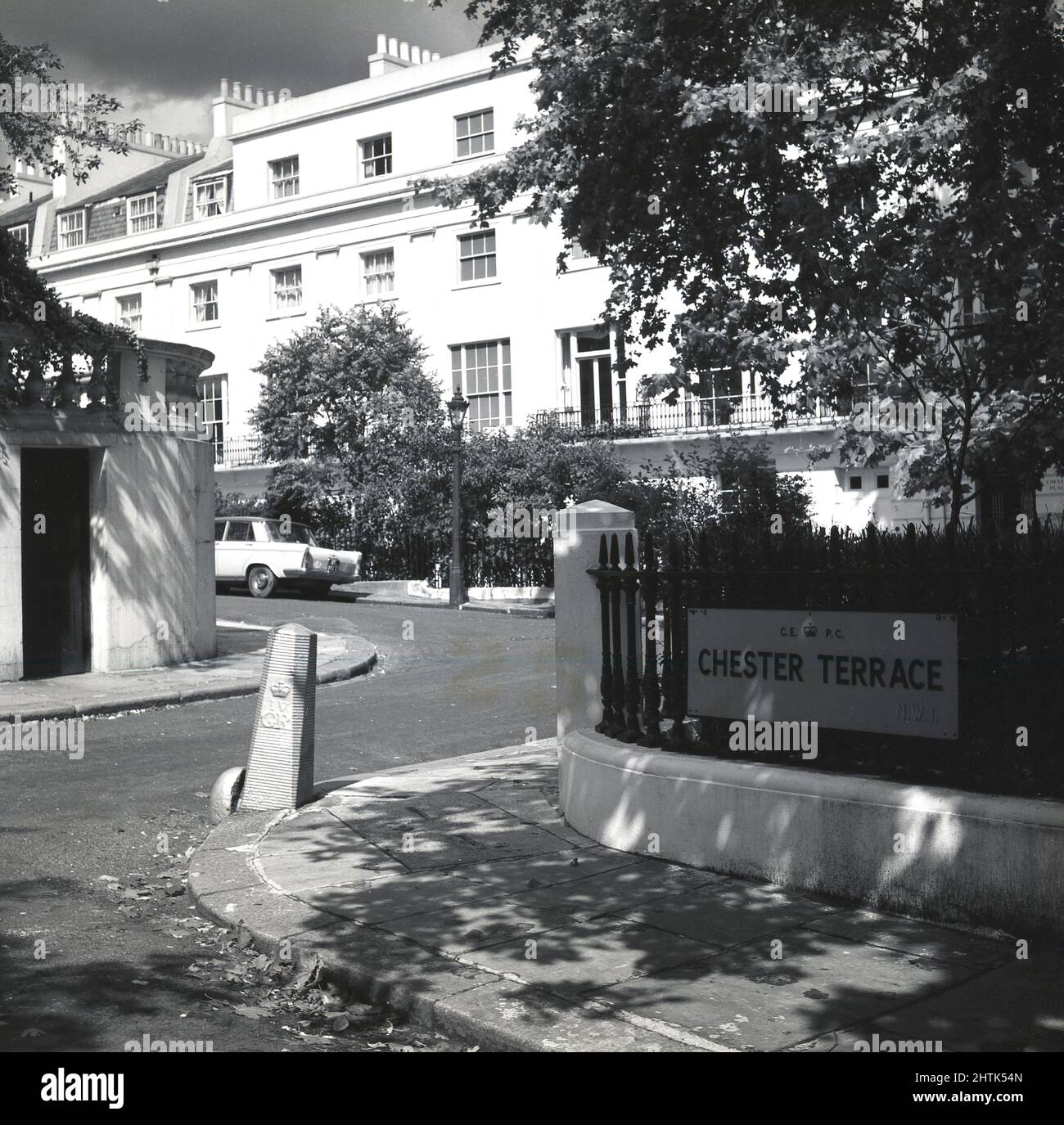 1960s, historisch, Ansicht von Chester Terrace, NW1, London, England, Großbritannien. Hier sehen wir eine Ablösung der Terrasse neoklassizistischer Häuser, die von Bedeutung ist, weil sie die längste, ungebrochene Fassade im Regents Park hat. Auf dem Straßenschild stehen die Buchstaben C.E, P.C und das Kronenemblem, die darauf hinweisen, dass der Eigentümer der Immobilien das Crown Estate ist, eine historische Sammlung von Grundstücken und Grundstücken der britischen Monarchie und eines der größten Immobilienunternehmen im Vereinigten Königreich. Stockfoto