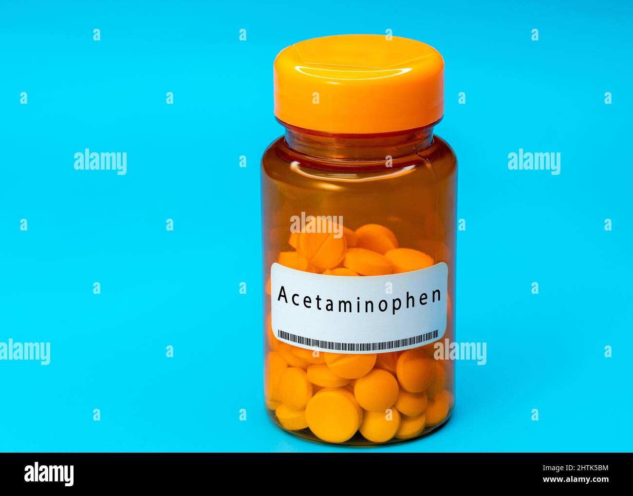 Medizinisches Fläschchen mit Acetaminophen-Pillen. Medizinische Pillen in orange Plastikverschreibung Stockfoto