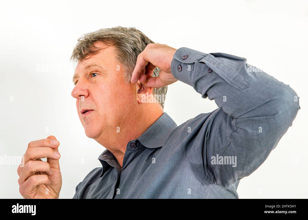 Mann mit Hörgerät hinter dem Ohr Stockfoto