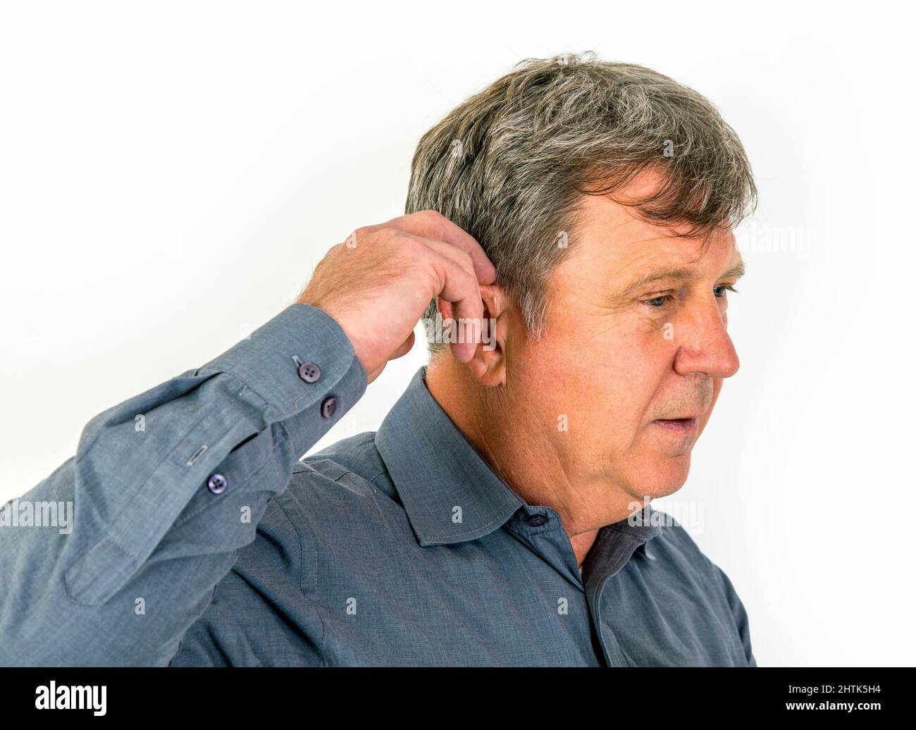 Mann mit Hörgerät hinter dem Ohr Stockfoto