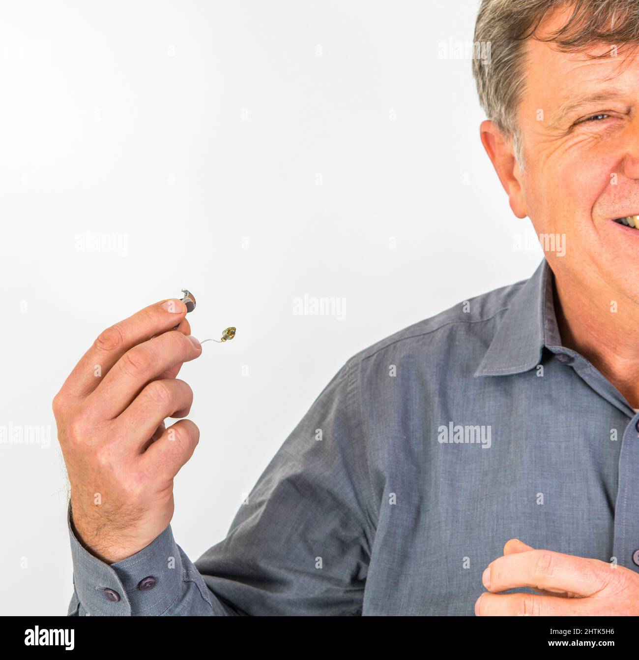 Mann mit Hörgerät hinter dem Ohr Stockfoto