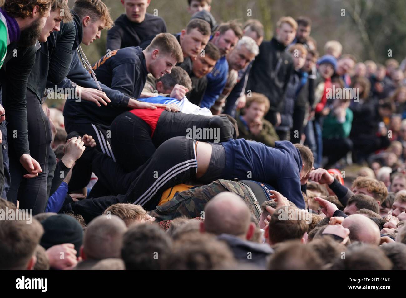 Die Spieler nehmen am Royal Shrovetide Football Match in Ashbourne, Derbyshire, Teil, das seit dem 12.. Jahrhundert in der Stadt gespielt wird. Bilddatum: Dienstag, 1. März 2022. Stockfoto