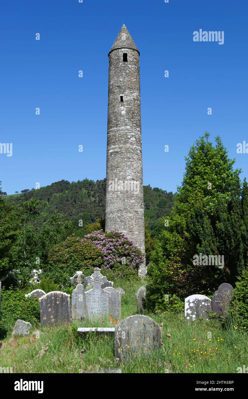 Round Tower in Klosteranlage, gegründet im 6.. Jahrhundert von St. Kevin, Glendalough, County Wicklow, Irland Stockfoto