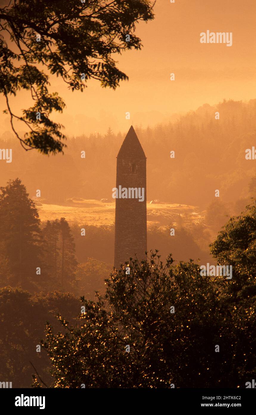 Round Tower in Klosteranlage, gegründet im 6.. Jahrhundert von St. Kevin durch Morgennebel, Glendalough, County Wicklow, Irland Stockfoto