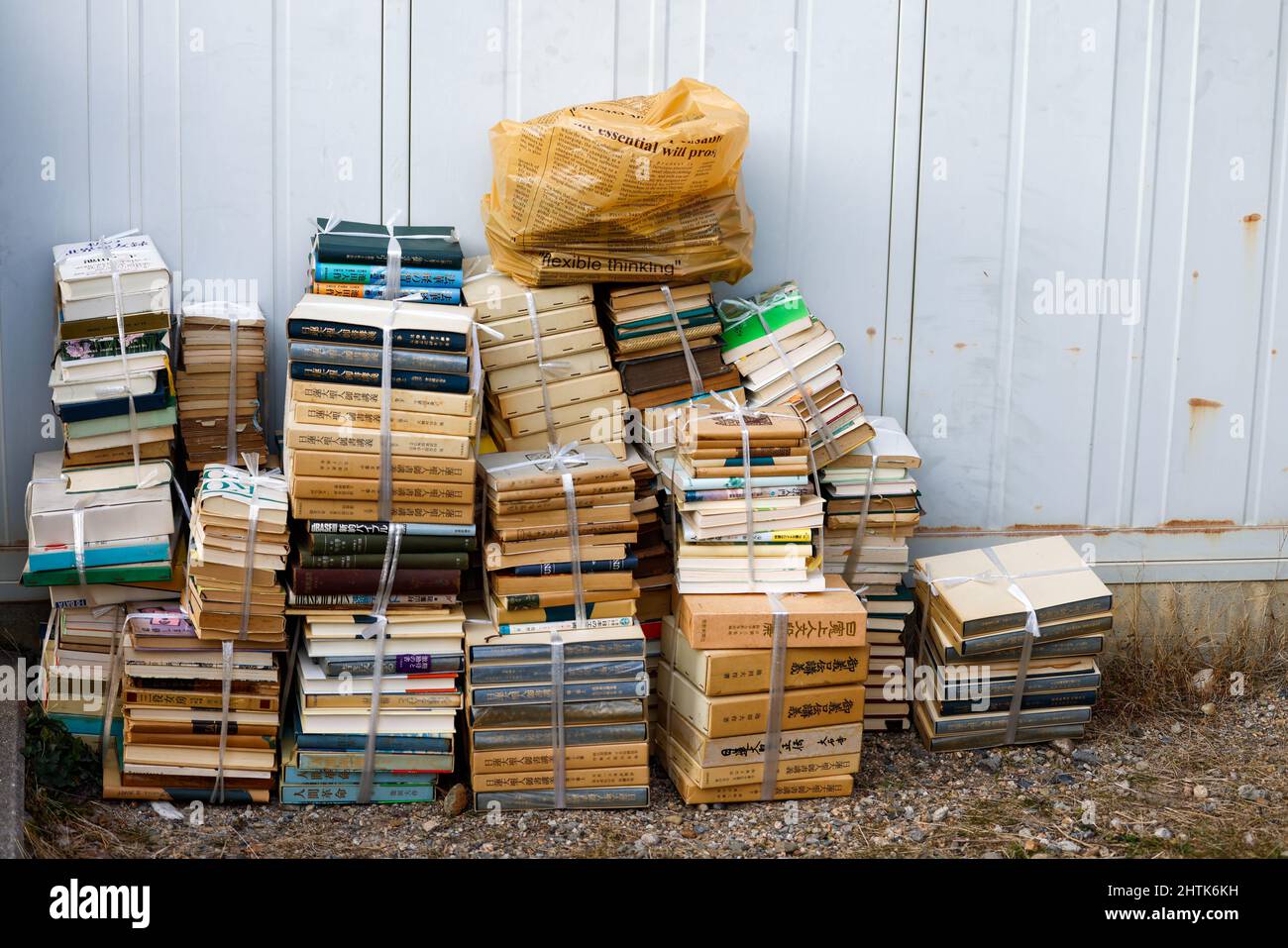 Stapel alter Bücher, die zum Recycling am Straßenrand gebündelt werden Stockfoto