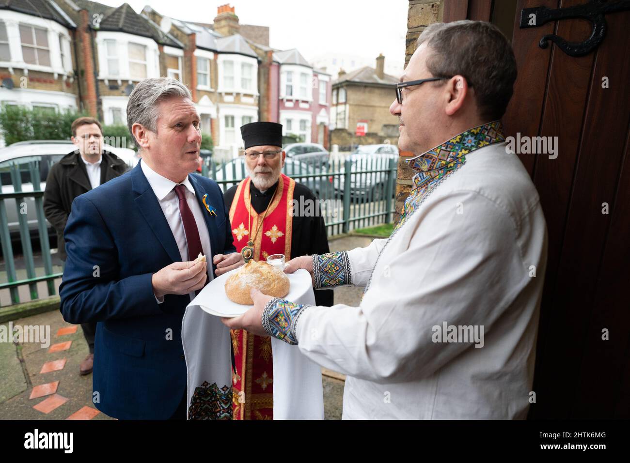 Der Arbeitsleiter Sir Keir Starmer bei einem Besuch der Ukrainisch-orthodoxen Autokephalikkirche in Acton, West-London. Bilddatum: Dienstag, 1. März 2022. Stockfoto