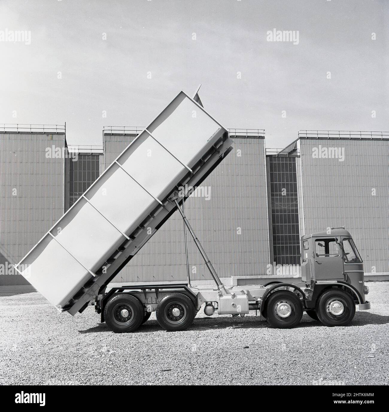 1960s, historisch, ein neuer schwerer Kipplastwagen oder LKW, der seinen Lift zum Kippen zeigt, parkte draußen im Stahlwerk Abbey Works, Port Talbot, Glamorgan, Wales. VEREINIGTES KÖNIGREICH. Stockfoto
