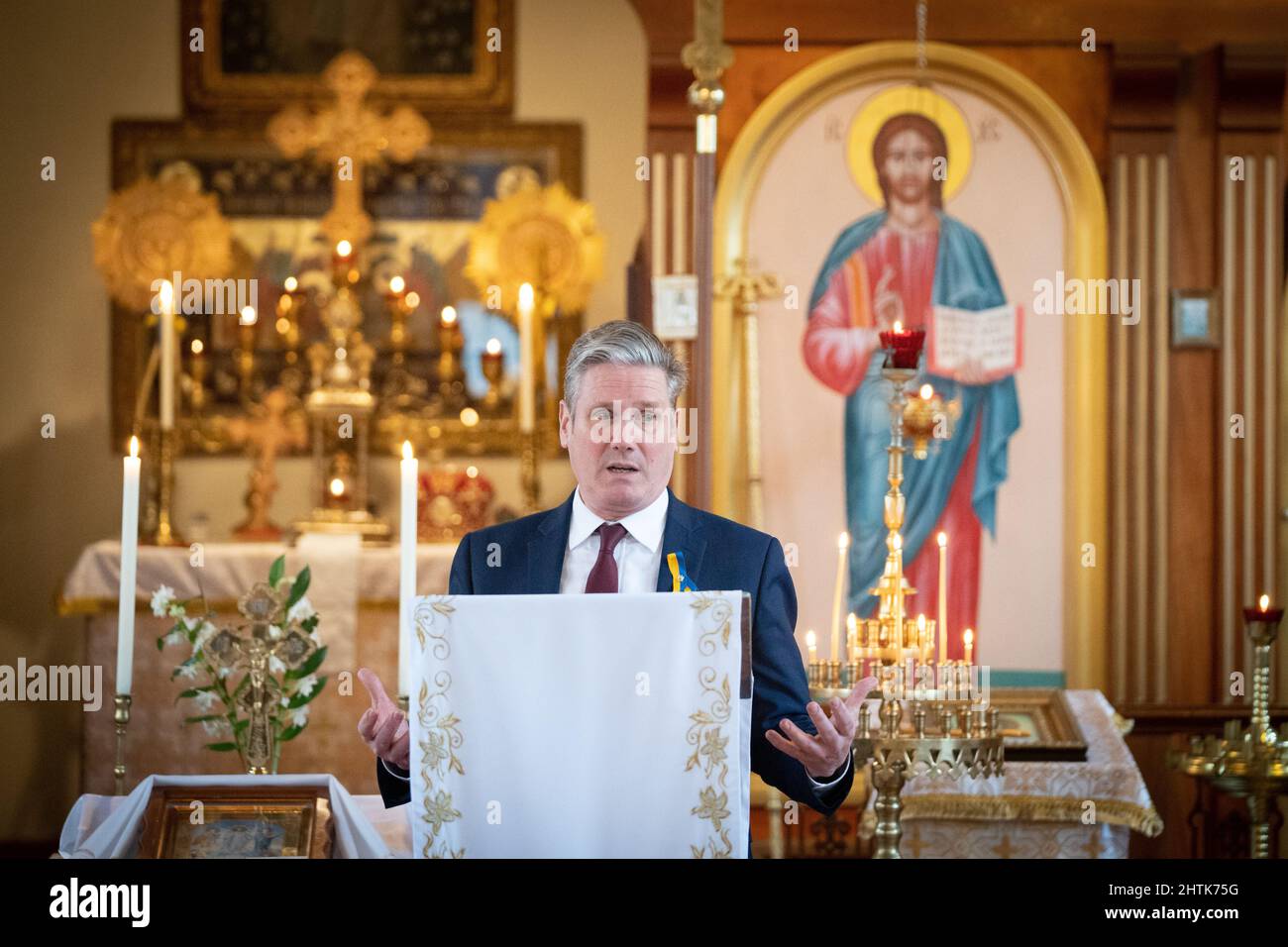 Der Arbeitsleiter Sir Keir Starmer bei einem Besuch der Ukrainisch-orthodoxen Autokephalikkirche in Acton, West-London. Bilddatum: Dienstag, 1. März 2022. Stockfoto