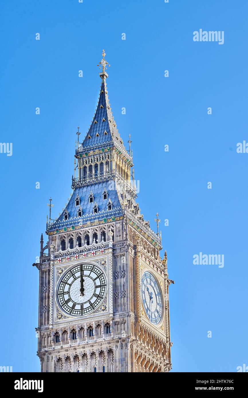Am 23. februar 2022, dem Tag, an dem die Big Ben-Uhr nach der Renovierung wieder aufgeht, zeigt die legendäre Big Ben-Uhr im Londoner Houses of Parliament, nach der Renovierung, 12 Uhr mittags. Stockfoto