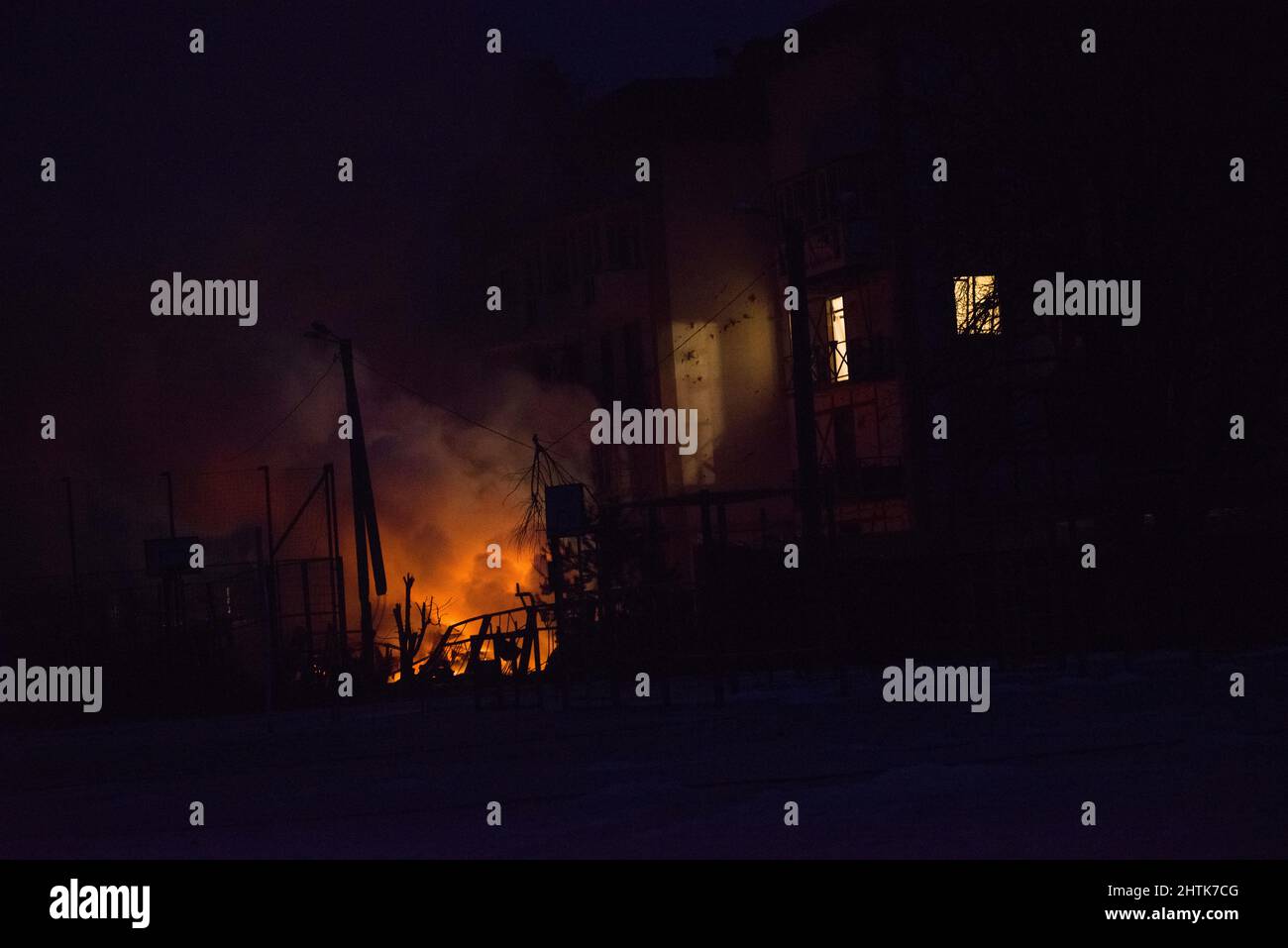 Charkiw, Ukraine. Russischer Raketenangriff auf den Schulhof, Schule #108, von Charkiw, um 5 Uhr, vom 01./03. März 2022, vor dem Wohnhaus, mit vielen verbrannten Autos, Verletzten, zerstörten Schulgebäude und dem Haus.Quelle: Gusty/Alamy Live News Stockfoto