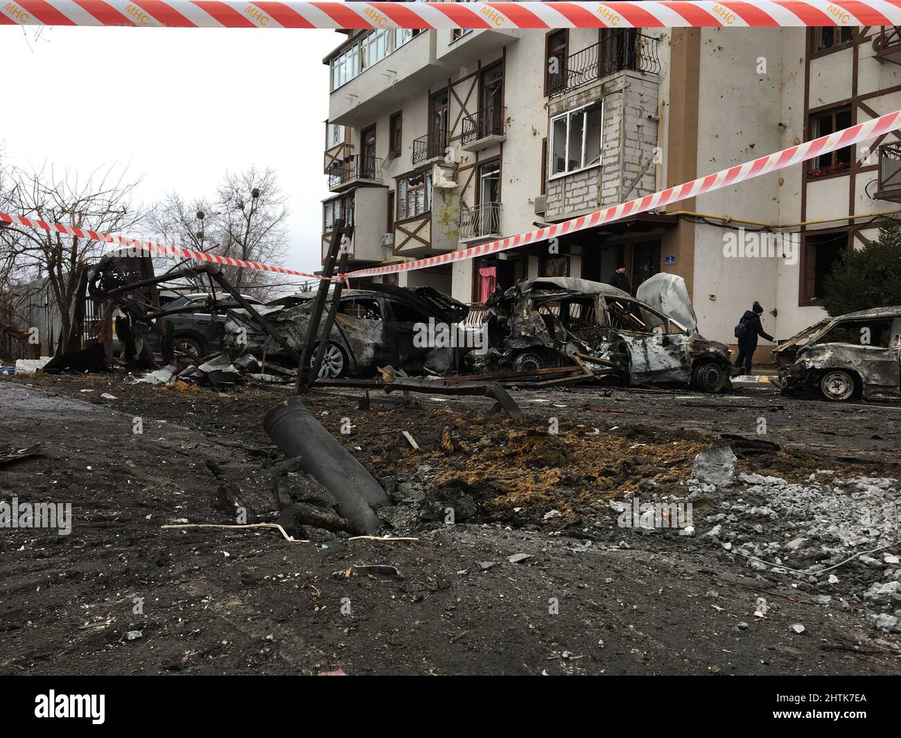 Charkiw, Ukraine. Russischer Raketenangriff auf den Schulhof, Schule #108, von Charkiw, um 5 Uhr, vom 01./03. März 2022, vor dem Wohnhaus, mit vielen verbrannten Autos, Verletzten, zerstörten Schulgebäude und dem Haus.Quelle: Gusty/Alamy Live News Stockfoto