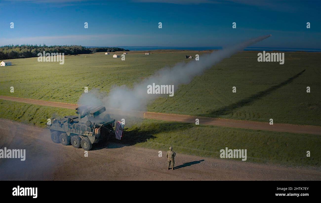 Grafenwoehr, Deutschland. 07. Oktober 2021. Soldaten der US-Armee starten eine Stinger-Rakete vom neuen Stryker A1 M-SHORAD-System auf der Bundeswehr, 7. Oktober 2021 in Grafenwoehr. Quelle: Maj. Robert Fellingham/U.S. Army/Alamy Live News Stockfoto