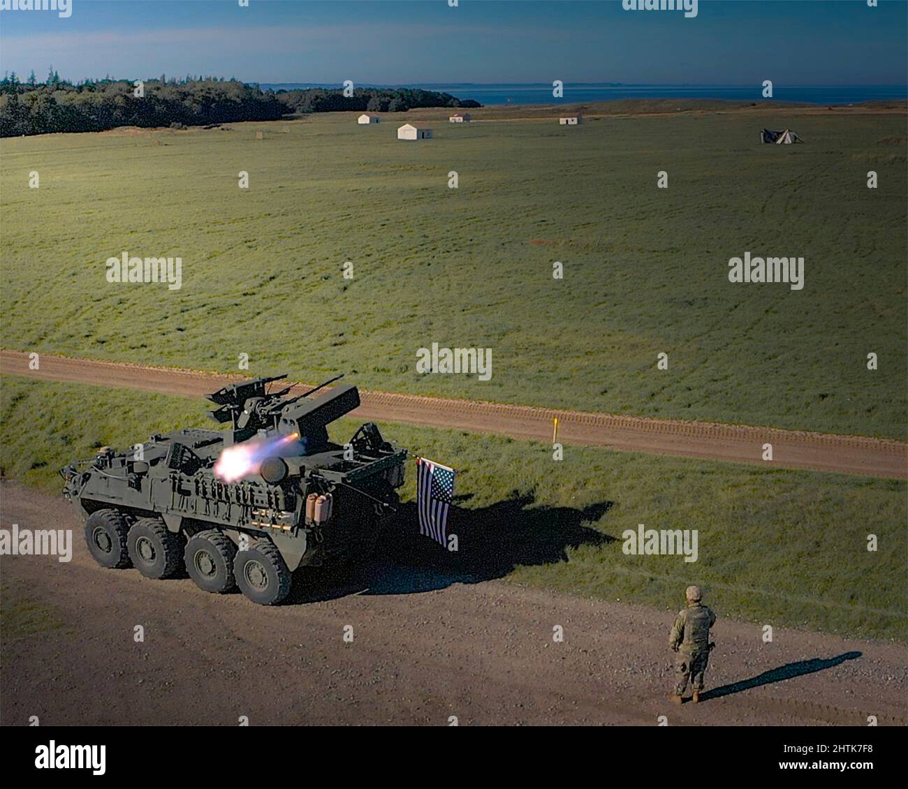 Grafenwoehr, Deutschland. 07. Oktober 2021. Soldaten der US-Armee starten eine Stinger-Rakete vom neuen Stryker A1 M-SHORAD-System auf der Bundeswehr, 7. Oktober 2021 in Grafenwoehr. Quelle: Maj. Robert Fellingham/U.S. Army/Alamy Live News Stockfoto