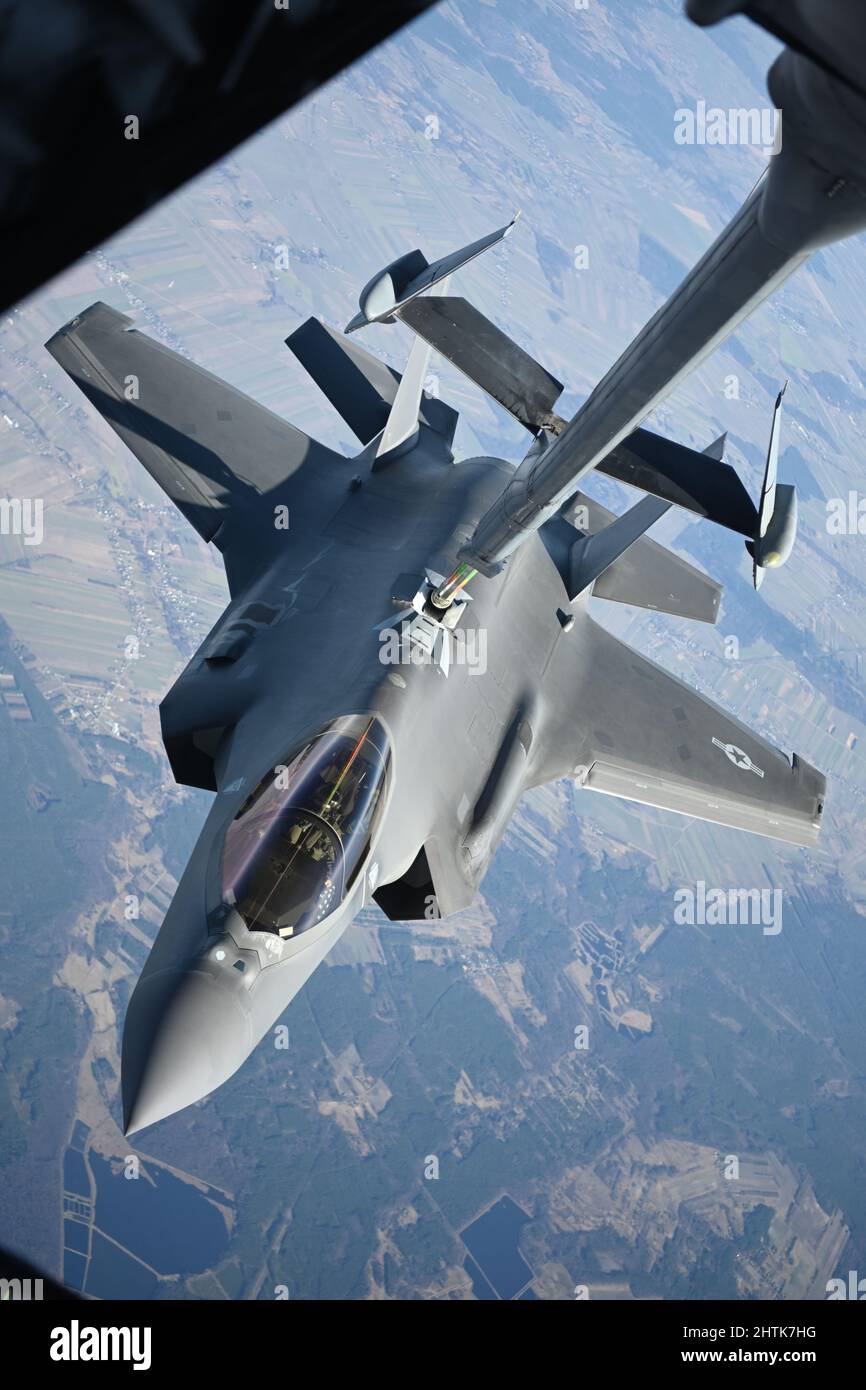 Lask, Polen. 24.. Februar 2022. Ein Flugzeug der US-Luftwaffe F-35 Lightning II, das dem Jagdgeschwader 34. zugewiesen wurde, nähert sich einem Kampfflugzeug des Typs KC-10 Extender, um Treibstoff über Polen zu erhalten, der am 24. Februar 2022 in der Nähe von Lask, Polen, liegt. Die Kampfflugzeuge werden für NATO Enhanced Air Policing-Operationen eingesetzt, um der russischen Behandlung gegenüber der Ukraine entgegenzuwirken. Quelle: SRA Joseph Barron/U.S. Air Force/Alamy Live News Stockfoto Lask, Polen. 24.. Februar 2022. Ein Flugzeug der US-Luftwaffe F-35 Lightning II, das dem Jagdgeschwader 34. zugewiesen wurde, nähert sich einem Kampfflugzeug des Typs KC-10 Extender, um Treibstoff über Polen zu erhalten, der am 24. Februar 2022 in der Nähe von Lask, Polen, liegt. Die Kampfflugzeuge werden für NATO Enhanced Air Policing-Operationen eingesetzt, um der russischen Behandlung gegenüber der Ukraine entgegenzuwirken. Quelle: SRA Joseph Barron/U.S. Air Force/Alamy Live News Stockfoto
