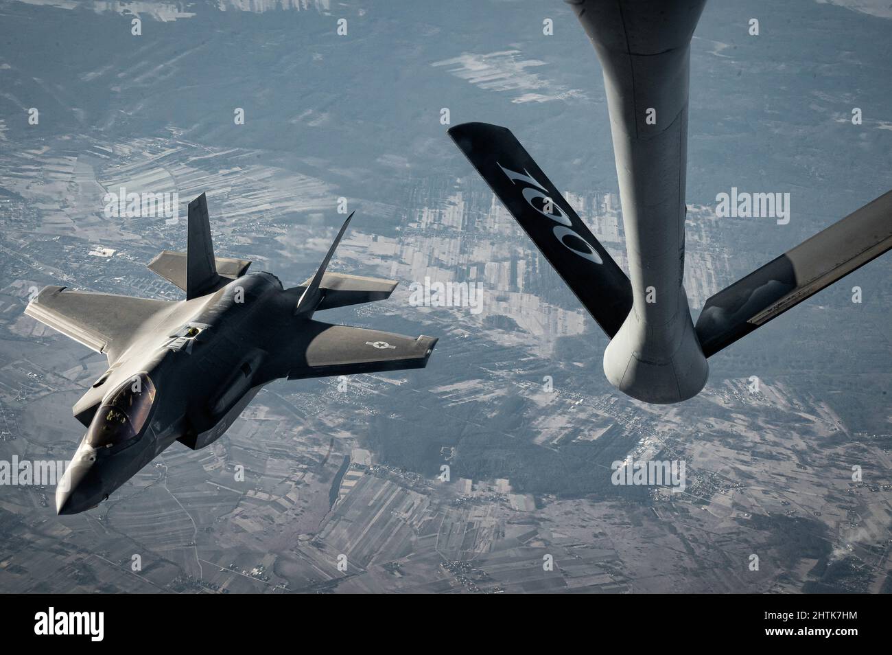 Ramstein Air Base, Deutschland. 28.. Februar 2022. Ein Flugzeug der US-Luftwaffe F-35 Lightning II, das dem 388.-Jagdgeschwader zugewiesen wurde, nähert sich einem KC-10 Extender-Flugzeug, um Treibstoff über Osteuropa zu erhalten, der 28. Februar 2022. Die Kampfflugzeuge werden für NATO Enhanced Air Policing-Operationen eingesetzt, um der russischen Behandlung gegenüber der Ukraine entgegenzuwirken. Kredit: A1c Edgar Grimaldo/US Air Force/Alamy Live Nachrichten Stockfoto Ramstein Air Base, Deutschland. 28.. Februar 2022. Ein Flugzeug der US-Luftwaffe F-35 Lightning II, das dem 388.-Jagdgeschwader zugewiesen wurde, nähert sich einem KC-10 Extender-Flugzeug, um Treibstoff über Osteuropa zu erhalten, der 28. Februar 2022. Die Kampfflugzeuge werden für NATO Enhanced Air Policing-Operationen eingesetzt, um der russischen Behandlung gegenüber der Ukraine entgegenzuwirken. Kredit: A1c Edgar Grimaldo/US Air Force/Alamy Live Nachrichten Stockfoto