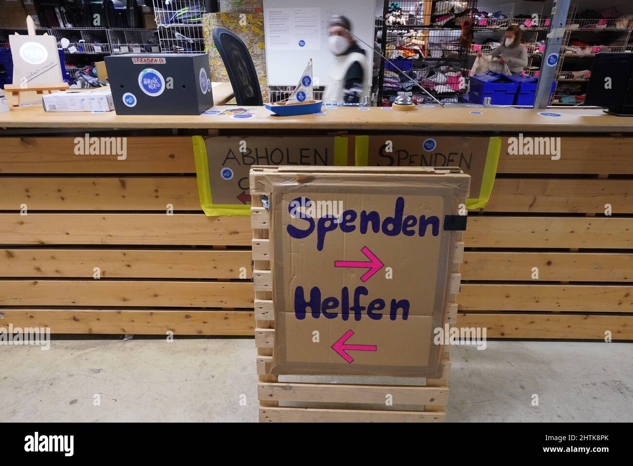 Hamburg, Deutschland. 01. März 2022. „Spenden. Help.' steht auf einem Display im Bekleidungsgeschäft der Hilfsorganisation Hanseatic Help. Zahlreiche Hamburger wollen den vom Krieg bedrohten Menschen in der Ukraine helfen. Private Hilfskampagnen, Kirchen und Verbände sammeln Spenden, andere bieten Unterkünfte für Flüchtlinge an. Kredit: Marcus Brandt/dpa/Alamy Live Nachrichten Stockfoto